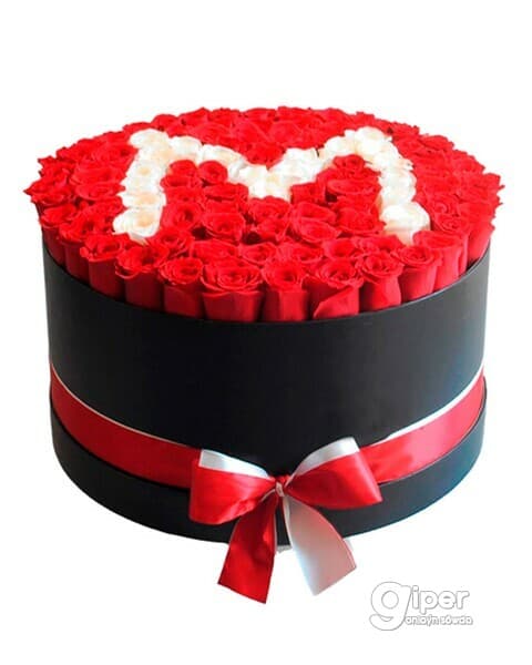 Roza gülünden "M" harp ýazylan guty