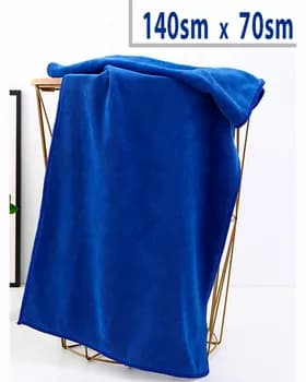 Синее полотенце для душа