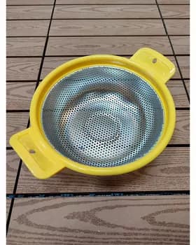 Круглый железный дуршлаг, желтый