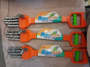 "Robot eli" tutujy oýunjak plasmas