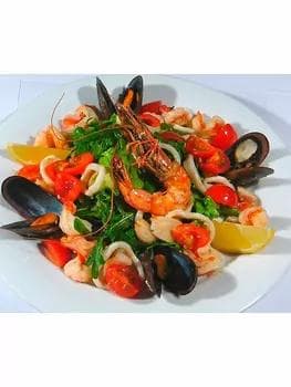 Теплый салат с морепродуктами