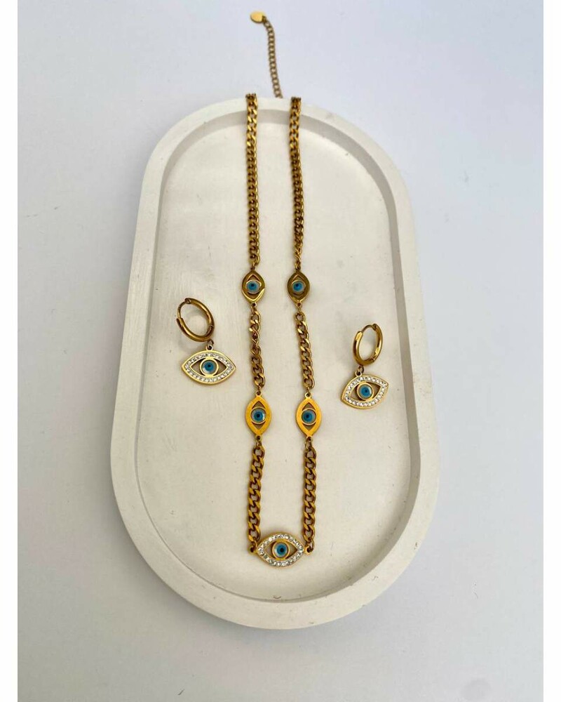 Фотосуретте жас әйелдер колготкасының астында ақ трусиктер көрінеді.